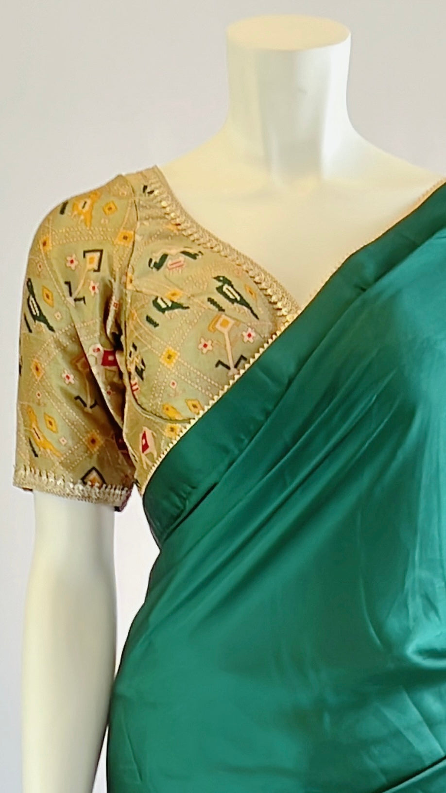 Exquisite Emerald Green Satin Silk Saree with Pre-Pleated Design and Patola Print Blouse - Perfect Blend of Elegance and Tradition for Discerning Women